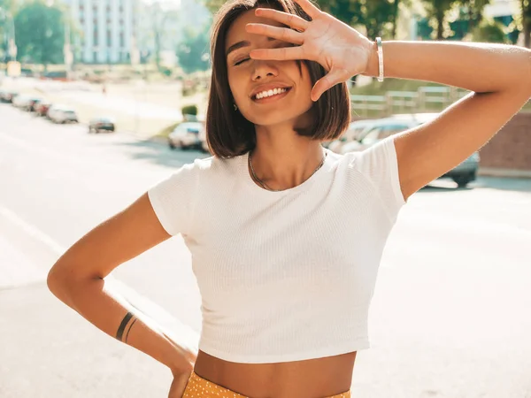 Porträtt Vacker Leende Brunett Modell Klädd Sommar Hipster Kläder Trendig — Stockfoto