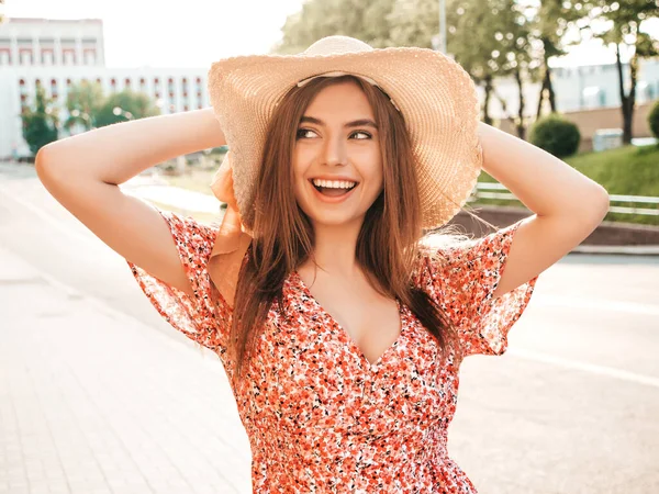 Portrait Jeune Belle Fille Hipster Souriante Dans Robe Soleil Été — Photo