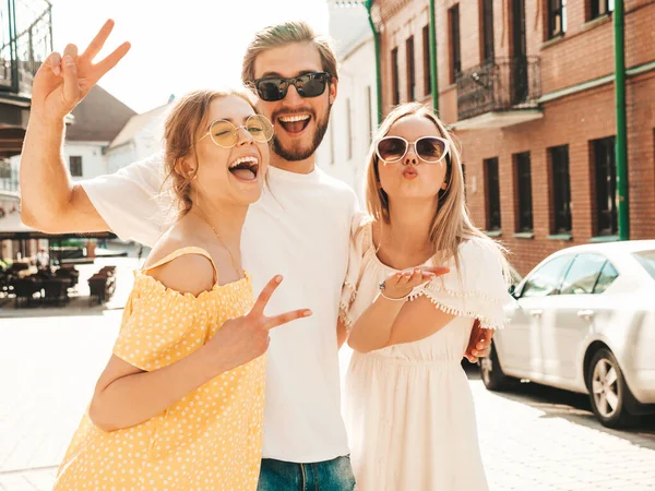 Grupo Jovens Três Amigos Elegantes Posando Rua Homem Moda Duas — Fotografia de Stock