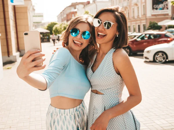 Due Giovani Belle Ragazze Hipster Sorridenti Abiti Estivi Alla Moda — Foto Stock