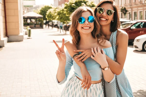 Duas Jovens Meninas Bonitas Sorridentes Hipster Roupas Verão Moda Sexy — Fotografia de Stock