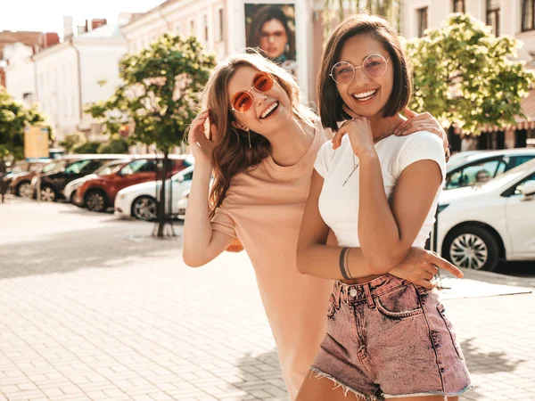 Две Молодые Красивые Улыбающиеся Девушки Хипстеры Трикотажных Летних Одеждах Позитивные — стоковое фото