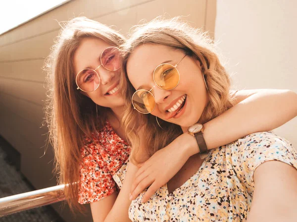 Duas Jovens Meninas Bonitas Sorridentes Hipster Moda Verão Sundress Sexy — Fotografia de Stock