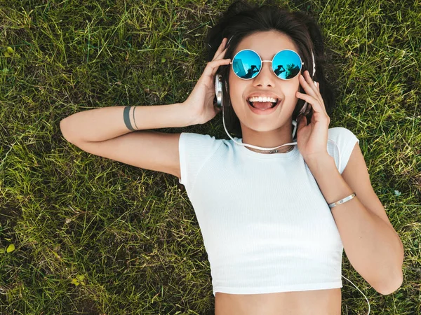 Moda Portret Młodej Stylowej Hipsterki Leżącej Trawie Parku Dziewczyna Nosi — Zdjęcie stockowe
