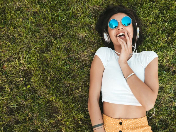 Moda Portret Młodej Stylowej Hipsterki Leżącej Trawie Parku Dziewczyna Nosi — Zdjęcie stockowe