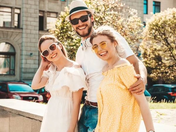 Grupo Jovens Três Amigos Elegantes Posando Rua Homem Moda Duas — Fotografia de Stock