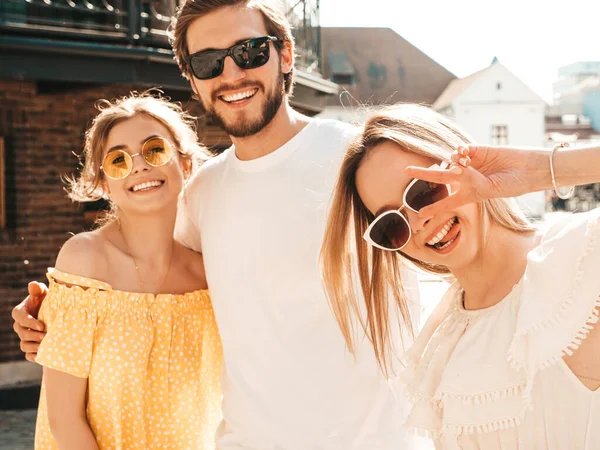 Grupo Jovens Três Amigos Elegantes Posando Rua Homem Moda Duas — Fotografia de Stock