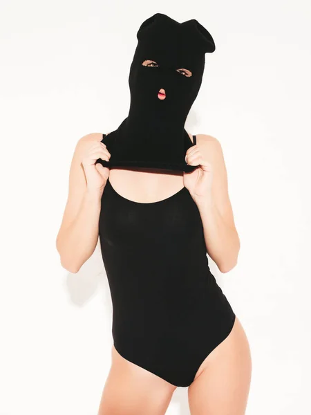 黒水着水着姿の美人セクシー女性 モデル着用バンディットバラクラバマスク スタジオで白い壁の近くにポーズ熱い女の子 素敵なランジェリーで誘惑女性 犯罪と暴力 — ストック写真