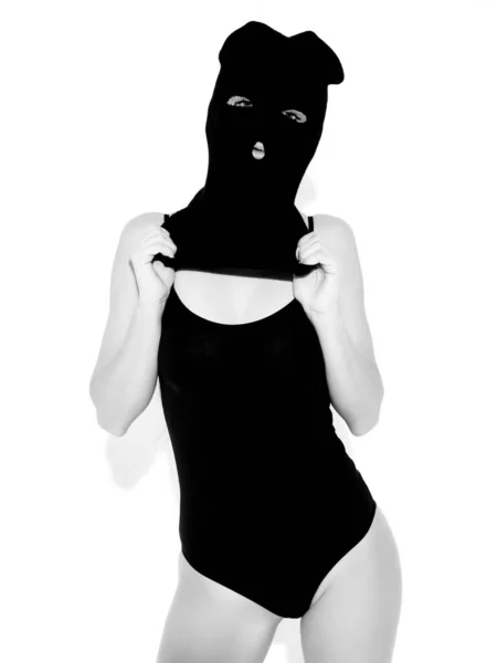 Mooie Sexy Vrouw Zwart Badpak Model Dragen Bandiet Bivakmuts Masker — Stockfoto