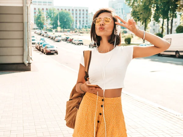 Mode Porträtt Unga Eleganta Hipster Kvinna Promenader Gatan Flicka Bär — Stockfoto