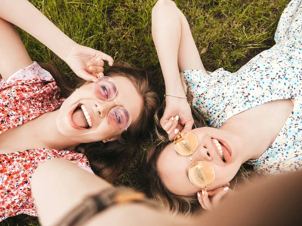 Duas Jovens Bonitas Meninas Hipster Sorridentes Moda Verão Sundress Sexy — Fotografia de Stock