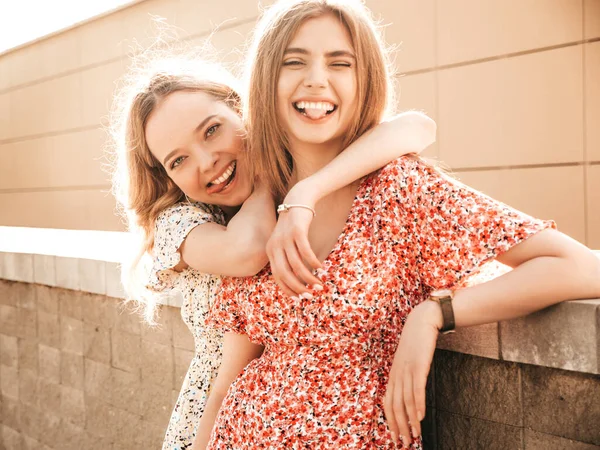 Dwie Młode Piękne Uśmiechnięte Hipsterki Modnych Letnich Spodenkach Seksowne Beztroskie — Zdjęcie stockowe