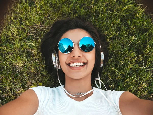 Modeporträt Einer Jungen Stilvollen Hipsterfrau Die Park Auf Dem Gras — Stockfoto