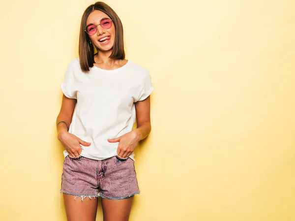 Junge Schöne Frau Mit Blick Auf Die Kamera Trendy Mädchen — Stockfoto