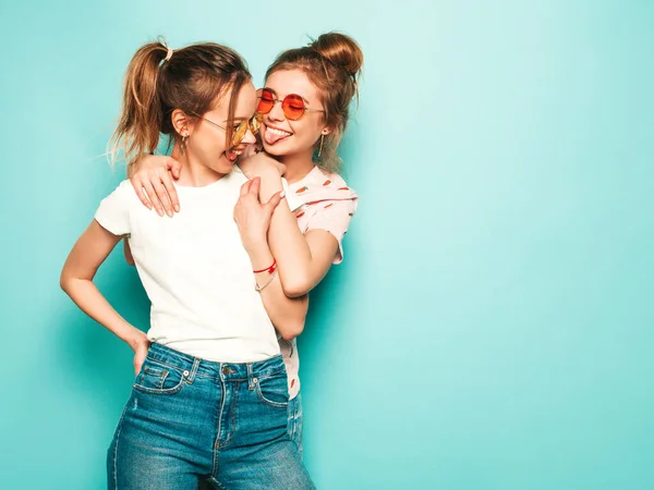 Deux Jeunes Belles Filles Hipster Souriantes Blondes Jeans Tendance Été — Photo