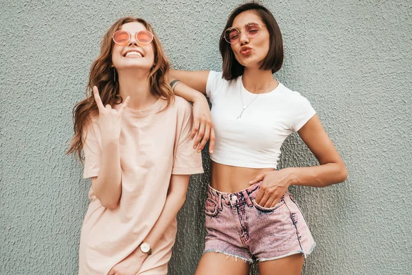 Två Unga Vackra Leende Hipster Flickor Trendiga Sommarkläder Sexiga Bekymmerslösa — Stockfoto