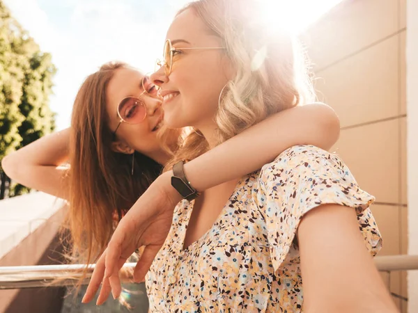 Två Unga Vackra Leende Hipstertjejer Trendiga Sommarklänningar Sexiga Bekymmerslösa Kvinnor — Stockfoto