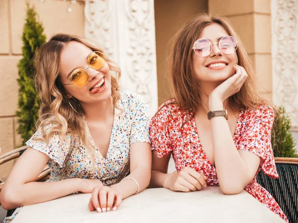 Deux Jeunes Belles Filles Hipster Souriantes Dans Une Robe Soleil — Photo