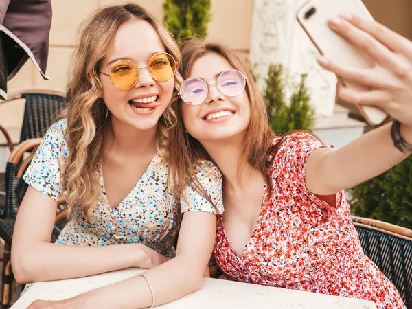 Dos Jóvenes Hermosas Chicas Hipster Sonrientes Moda Verano Sundress Carefree —  Fotos de Stock