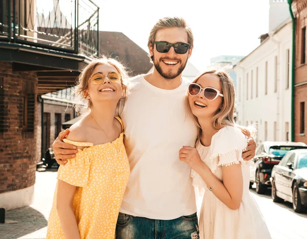 Grupo Jovens Três Amigos Elegantes Posando Rua Homem Moda Duas — Fotografia de Stock