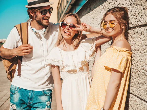 Groupe Jeunes Trois Amis Élégants Posant Dans Rue Homme Mode — Photo