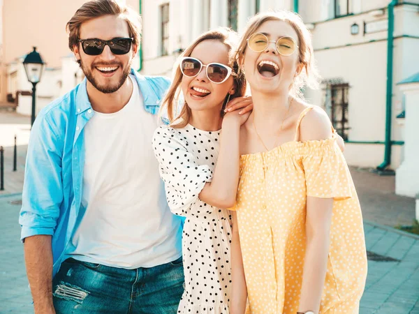 Grupo Jovens Três Amigos Elegantes Posando Rua Homem Moda Duas — Fotografia de Stock