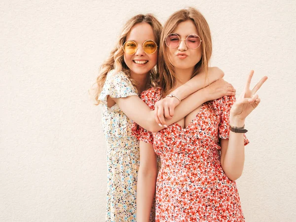 Deux Jeunes Belles Filles Hipster Souriantes Robe Soleil Été Femmes — Photo