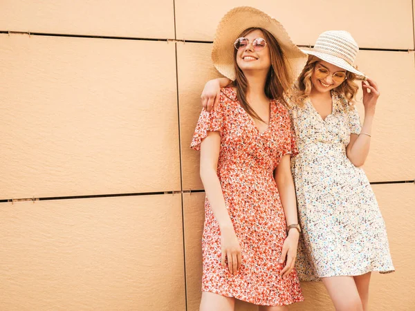 Due Giovani Belle Ragazze Hipster Sorridenti Trendy Sundress Sexy Donne — Foto Stock