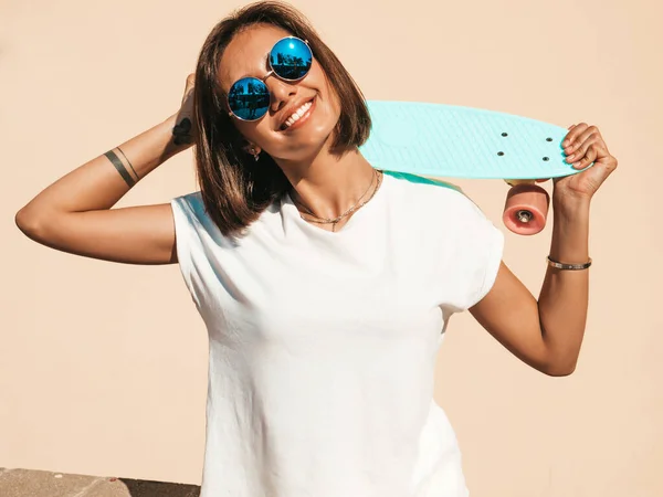 Joven Hermosa Sexy Mujer Hipster Sonriente Gafas Sol Chica Moda — Foto de Stock