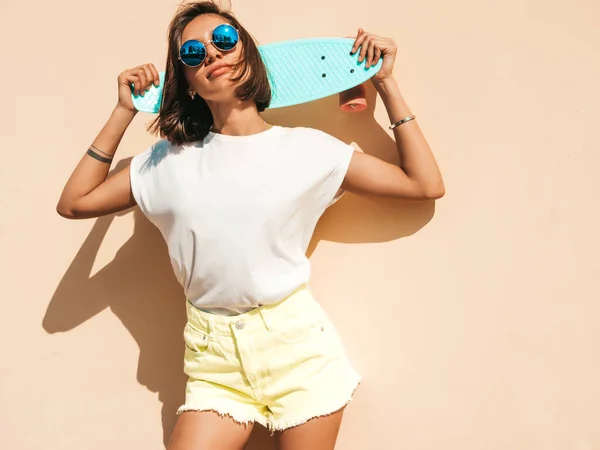 Junge Schöne Sexy Lächelnde Hipster Frau Mit Sonnenbrille Trendy Mädchen — Stockfoto