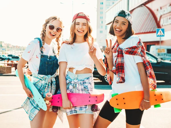 Trois Jeunes Belles Filles Souriantes Avec Des Planches Roulettes Colorées — Photo