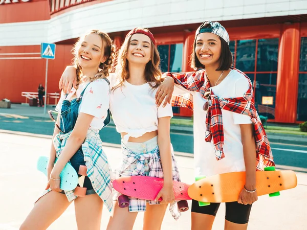 Три Молоді Усміхнені Красиві Дівчата Барвистими Скейтбордами Жінки Літньому Хіпстерському — стокове фото