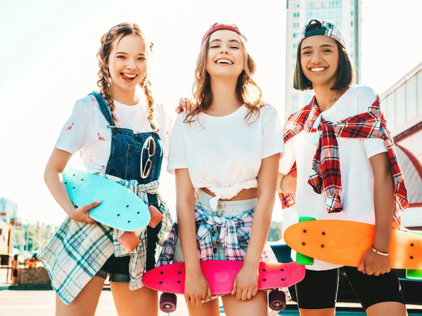 Drei Junge Lächelnde Schöne Mädchen Mit Bunten Penny Skateboards Frauen — Stockfoto