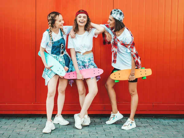 Trois Jeunes Filles Souriantes Belles Avec Des Skateboards Women Colorés — Photo