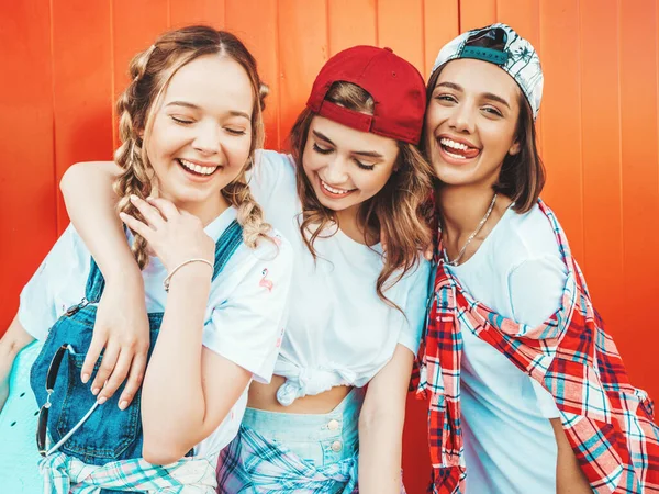 Τρία Νεαρά Χαμογελαστά Όμορφα Κορίτσια Πολύχρωμα Penny Skateboards Women Καλοκαίρι — Φωτογραφία Αρχείου