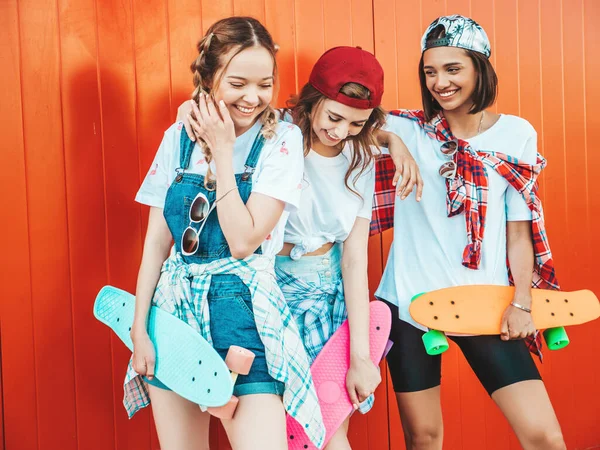 Tre Giovani Belle Ragazze Sorridenti Con Colorati Skateboards Women Penny — Foto Stock