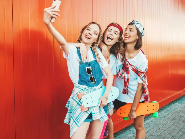 Τρία Νεαρά Χαμογελαστά Όμορφα Κορίτσια Πολύχρωμα Penny Skateboards Women Καλοκαίρι — Φωτογραφία Αρχείου