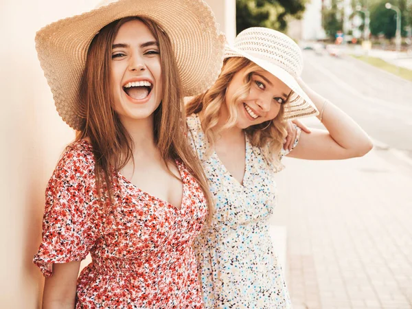 Två Unga Vackra Leende Hipstertjejer Trendiga Sommarklänningar Sexiga Bekymmerslösa Kvinnor — Stockfoto