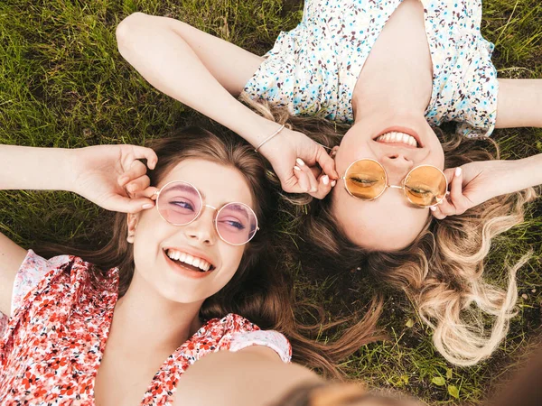 Dos Jóvenes Hermosas Chicas Hipster Sonrientes Vestidos Verano Moda Sexy —  Fotos de Stock