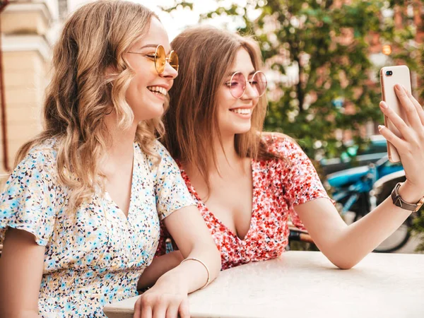 Zwei Junge Schöne Lächelnde Hipstermädchen Trendigen Sommerkleidern Unbekümmerte Frauen Veranda — Stockfoto