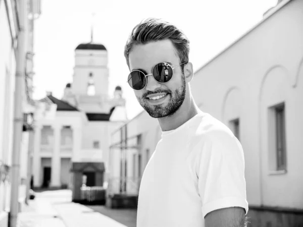 Porträtt Stilig Leende Snygg Hipster Lambersexuell Modell Man Klädd Vit — Stockfoto