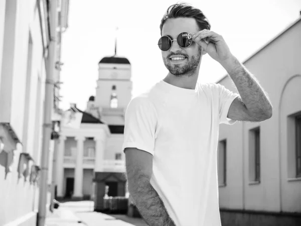 Porträtt Stilig Leende Snygg Hipster Lambersexuell Modell Man Klädd Vit — Stockfoto