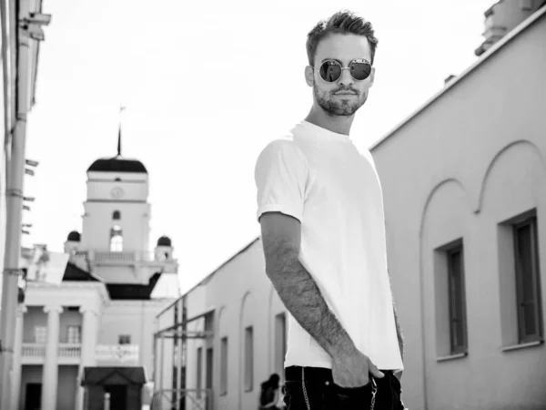 Porträtt Stilig Säker Snygg Hipster Lambersexuell Modell Man Klädd Vit — Stockfoto