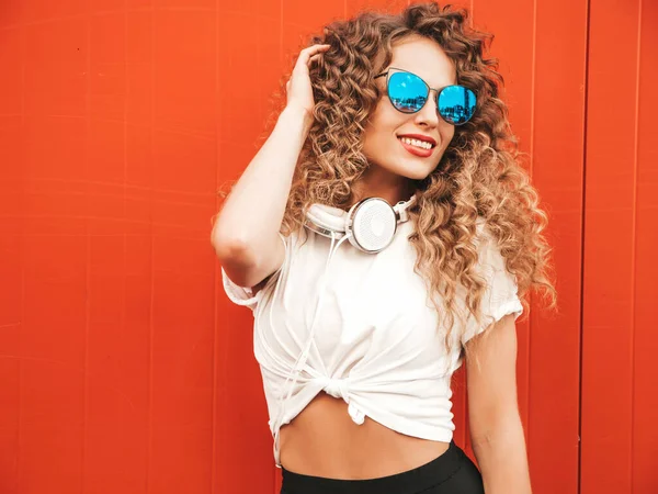 Vacker Leende Modell Med Afro Lockar Frisyr Klädd Sommar Hipster — Stockfoto