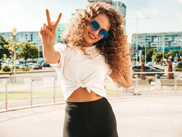 Junge Schöne Sexy Lächelnde Hipster Frau Mit Afro Locken Friseur — Stockfoto