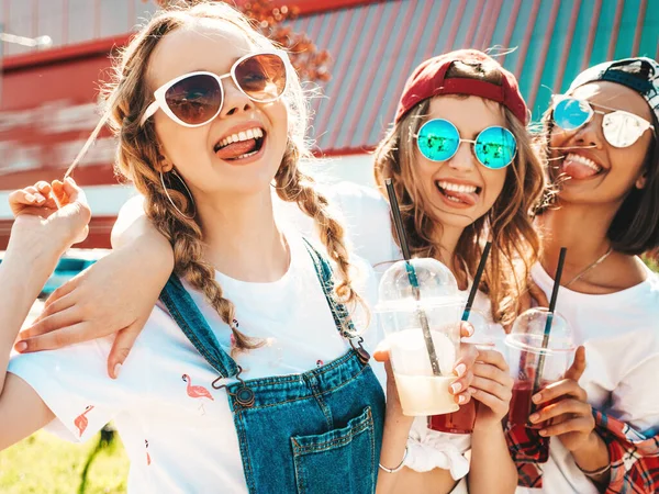 Tre Unga Vackra Leende Hipstertjejer Trendiga Sommarkläder Sexiga Bekymmerslösa Kvinnor — Stockfoto