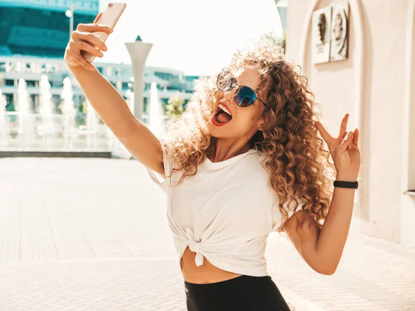 Schönes Lächelndes Model Mit Afro Locken Frisur Sommerlichen Hipster Kleidern — Stockfoto