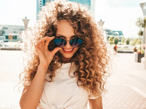 Portrait Beautiful Smiling Model Afro Curls Hairstyle Dressed Summer Hipster — Stock Photo, Image