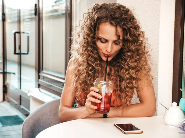 Junge Schöne Lächelnde Hipster Frau Mit Afro Locken Frisuren Mädchen — Stockfoto