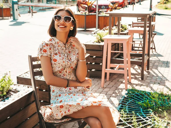 Retrato Jovem Bela Menina Sorridente Moda Verão Sundress Sexy Mulher — Fotografia de Stock